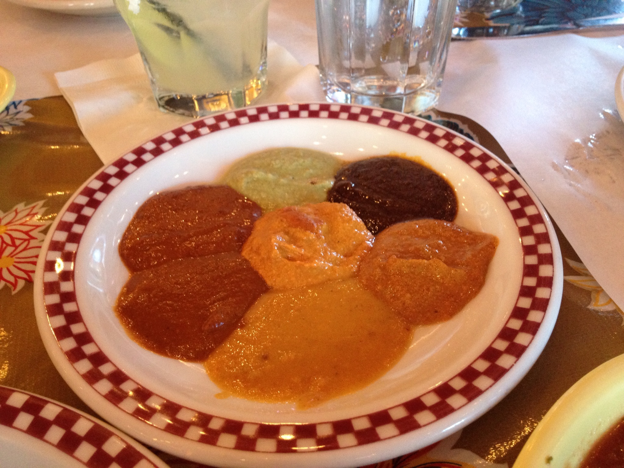 Holy Mole: Poblano Y Negro Holy Mole: Poblano Y Negro